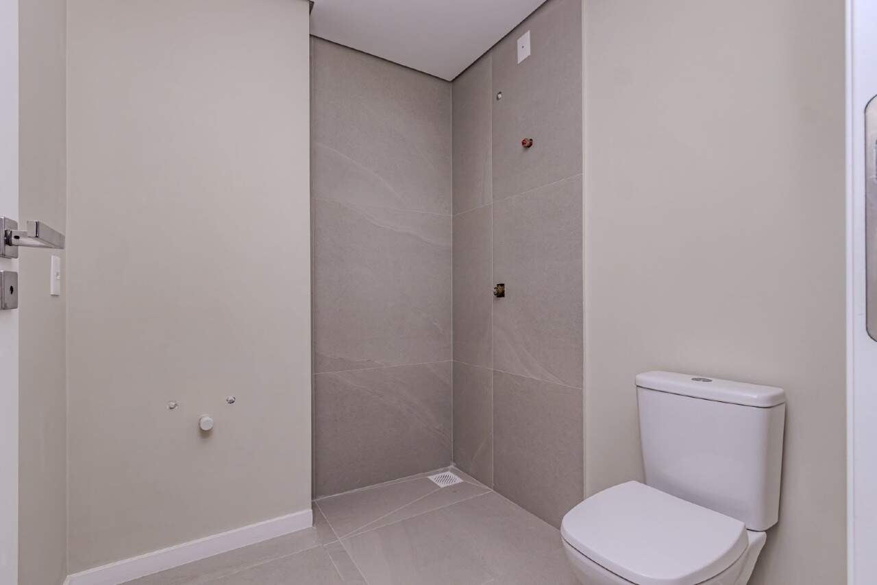 Apartamento à venda no Praia Brava: Banheiro com área de banho