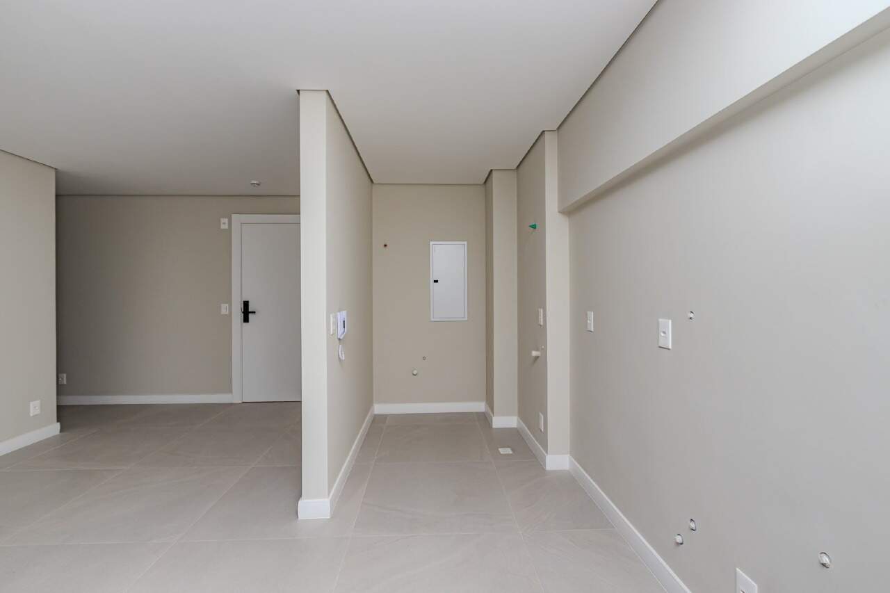 Apartamento à venda no Praia Brava: Sala de estar com circulação para a varanda