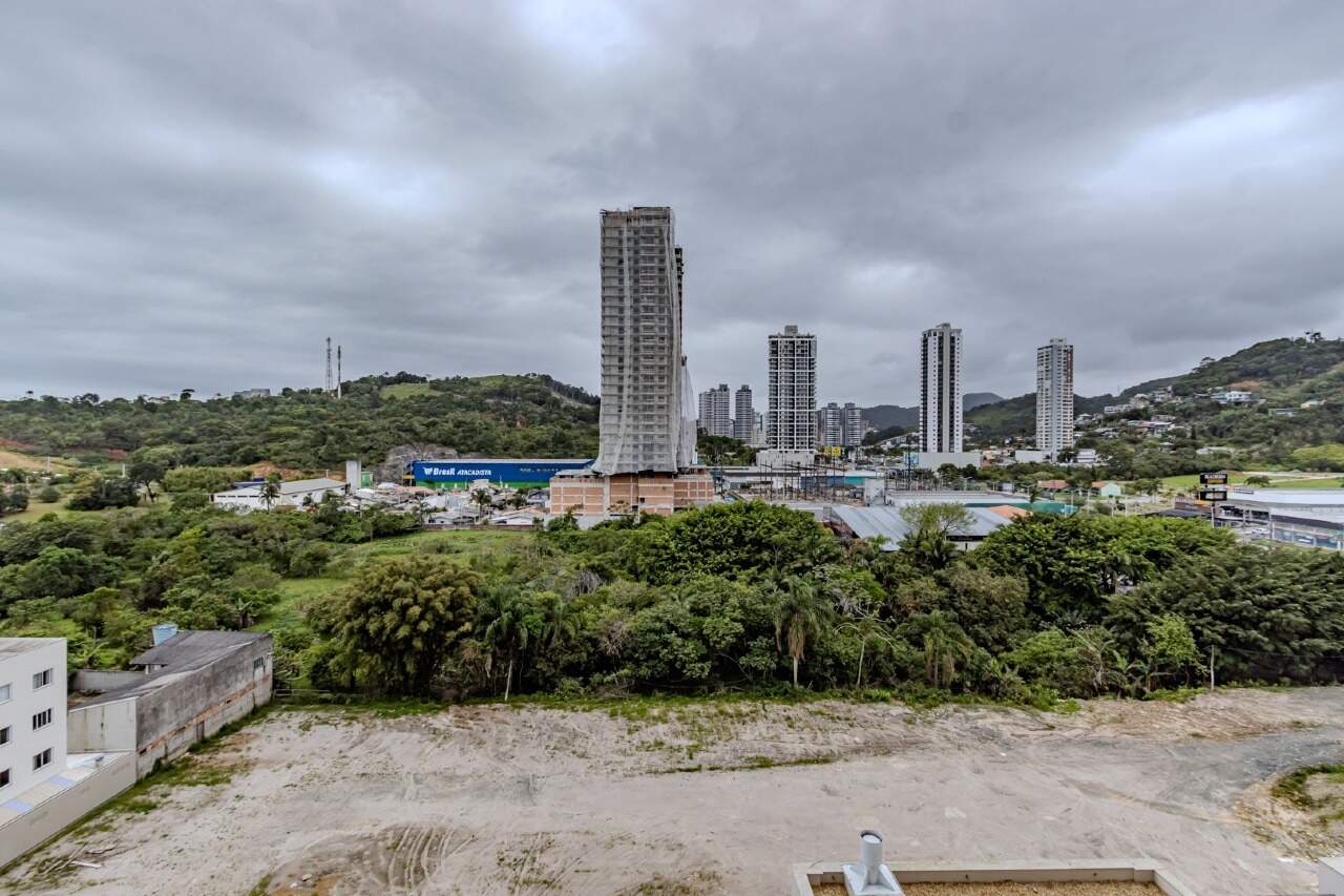 Apartamento à venda no Praia Brava: Varanda com vista para as montanhas