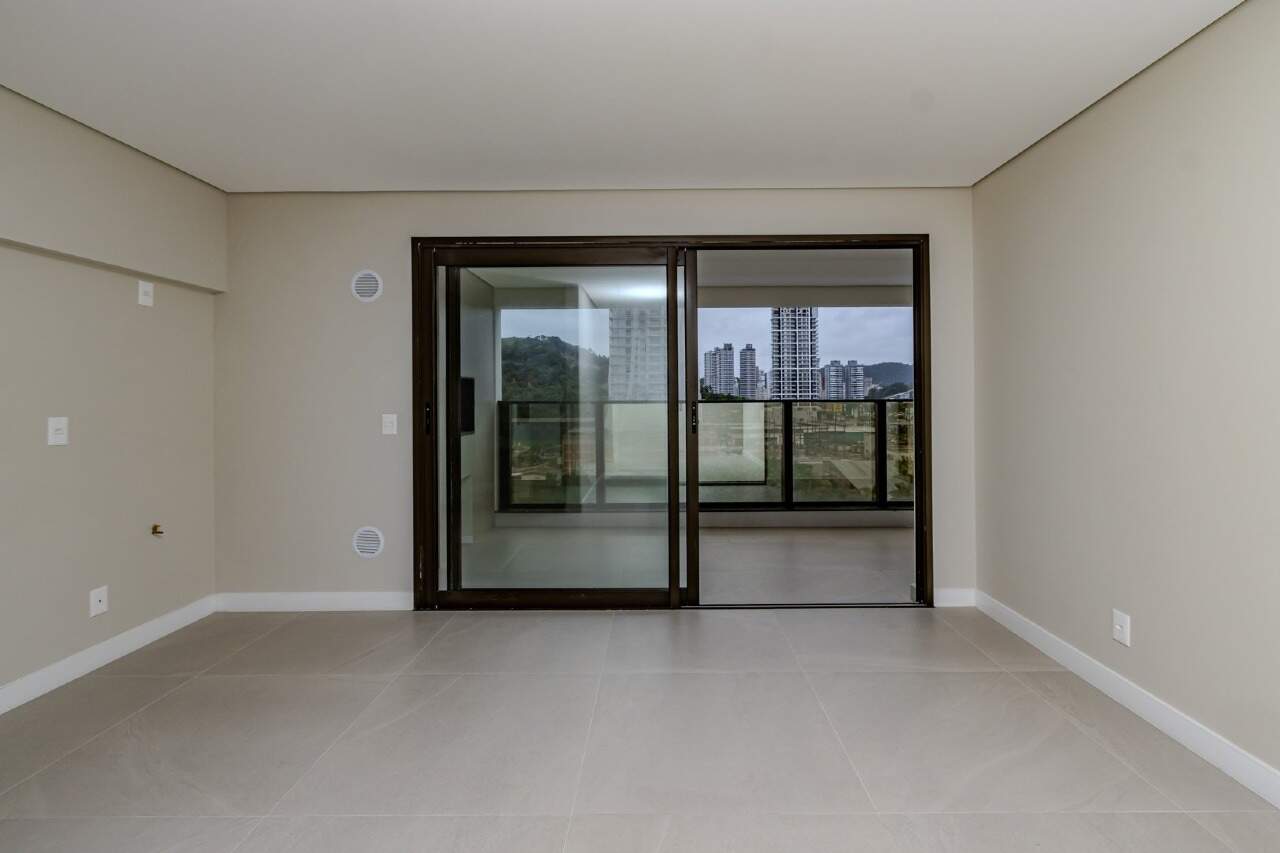 Apartamento à venda no Praia Brava: Sala de estar com acesso à varanda