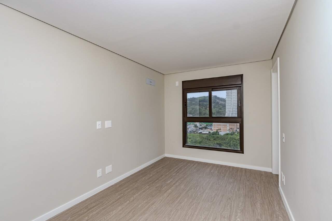 Apartamento à venda no Praia Brava: Vista aberta para a cidade e morros