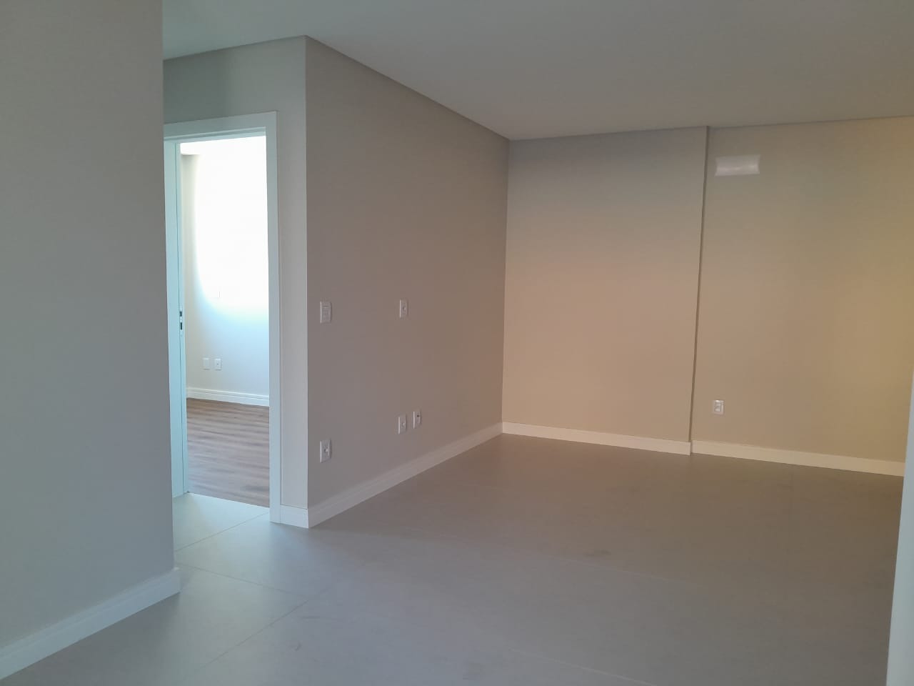 Apartamento à venda no Centro: Sala integrada pronta para receber os móveis