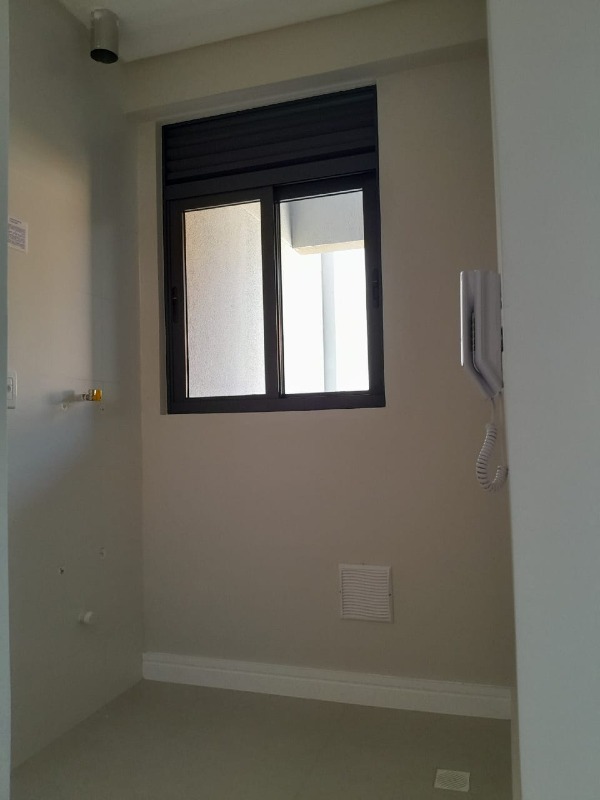 Apartamento à venda no Centro: Ambiente interno com janela basculante