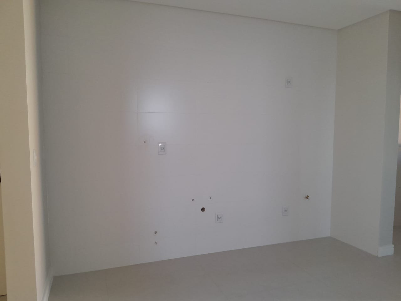 Apartamento à venda no Centro: Parede com pontos prontos para a cozinha planejada