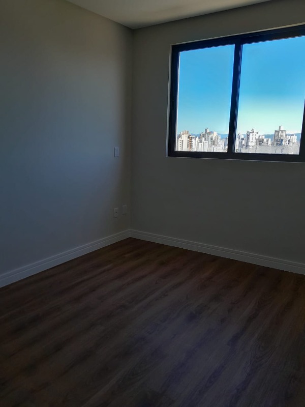 Apartamento à venda no Centro: Quarto iluminado com piso amadeirado