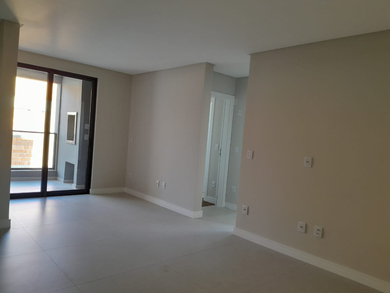Apartamento à venda no Centro: Living claro com porta de vidro para a sacada