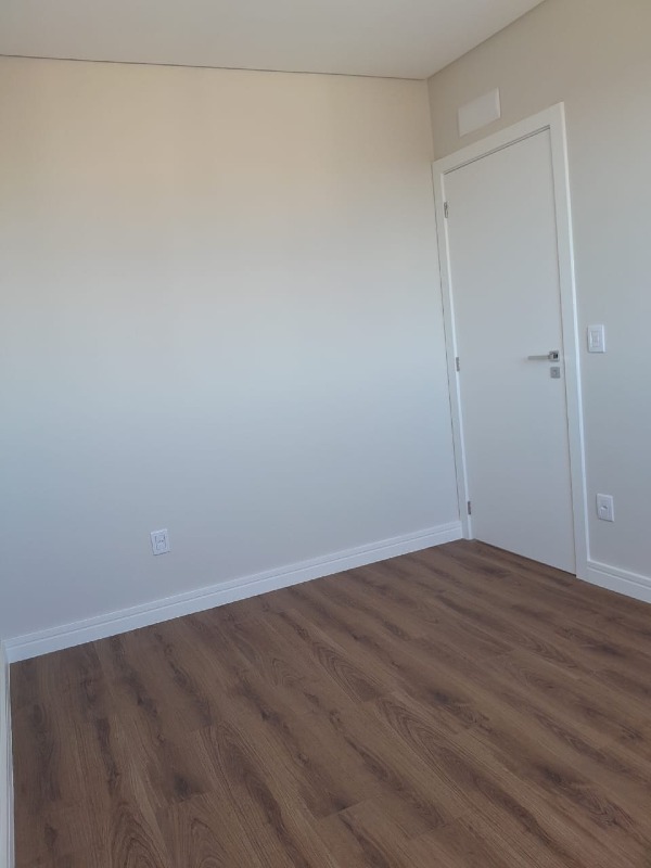 Apartamento à venda no Centro: Quarto com porta e rodapé brancos