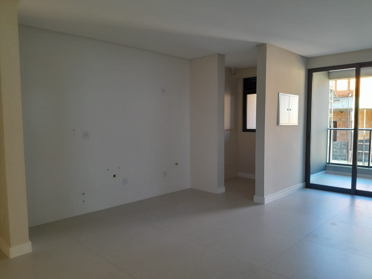 Apartamento à venda no Centro: Living com piso porcelanato e acesso à sacada