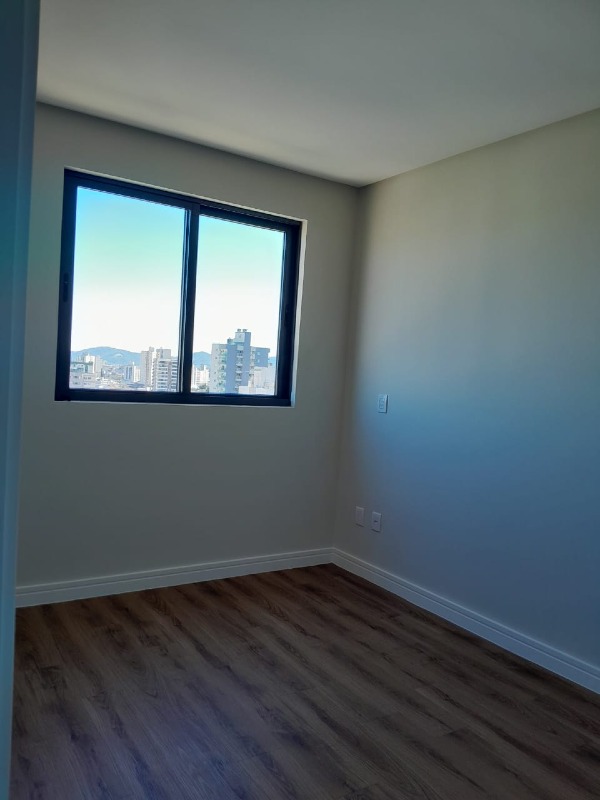Apartamento à venda no Centro: Suíte com janela e piso amadeirado