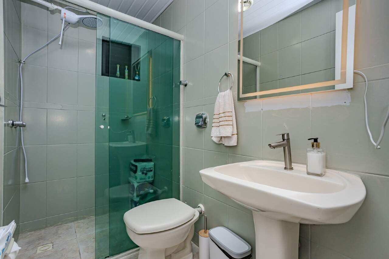 Apartamento à venda no Centro: Banheiro reformado com box de vidro