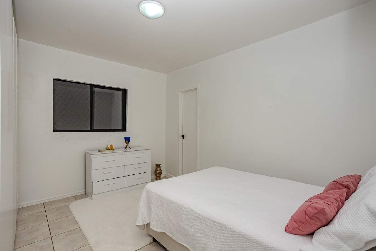 Apartamento à venda no Centro: Banheiro com revestimento neutro