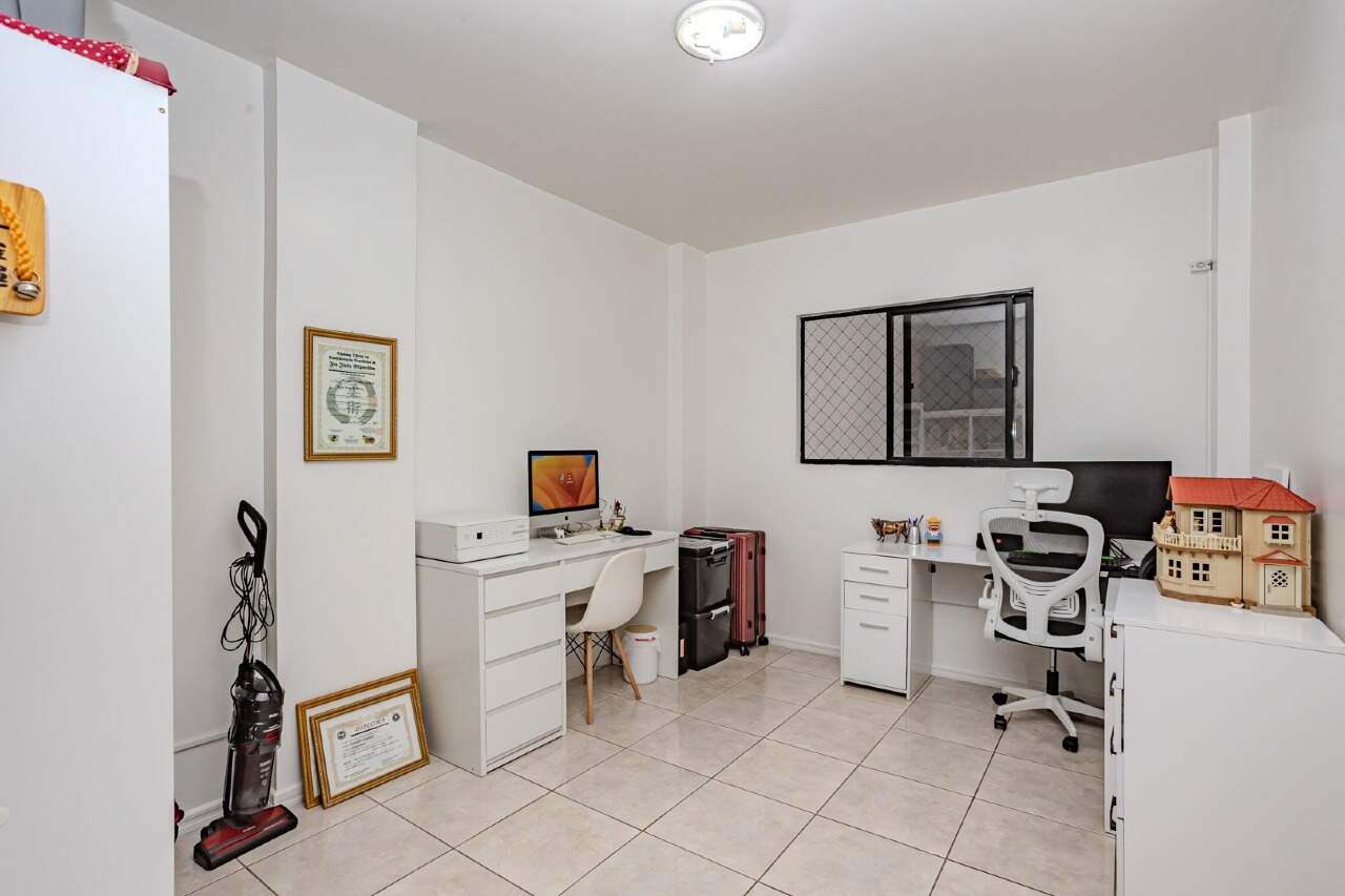 Apartamento à venda no Centro: Vão lateral do prédio vista interna