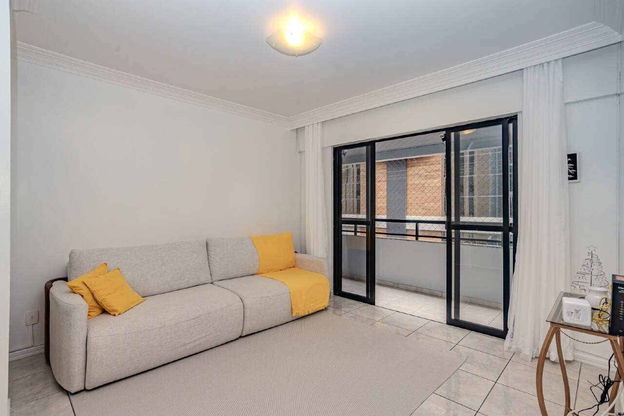 Apartamento à venda no Centro: Living com acesso à varanda