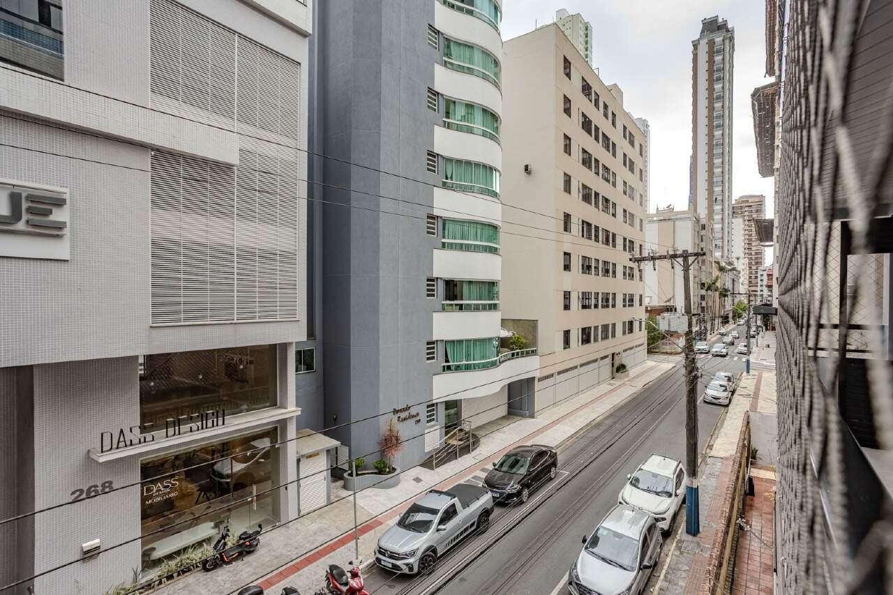 Apartamento à venda no Centro: Vista da rua e prédios vizinhos