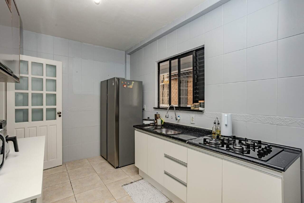 Apartamento à venda no Centro: Cozinha com bancada e janela