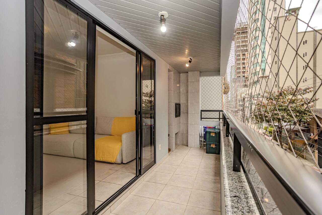 Apartamento à venda no Centro: Varanda longa com piso cerâmico