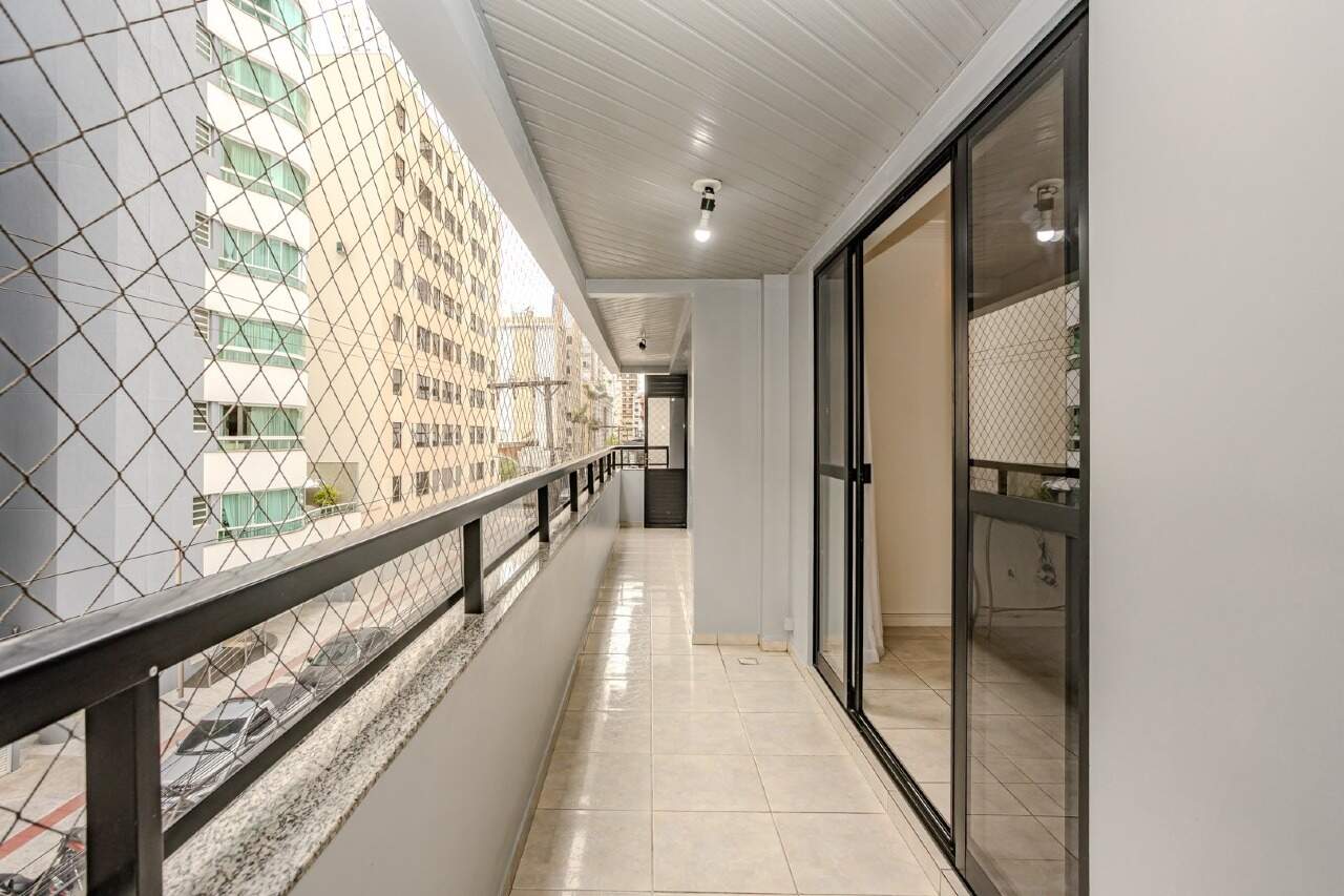 Apartamento à venda no Centro: Varanda ampla com proteção de rede