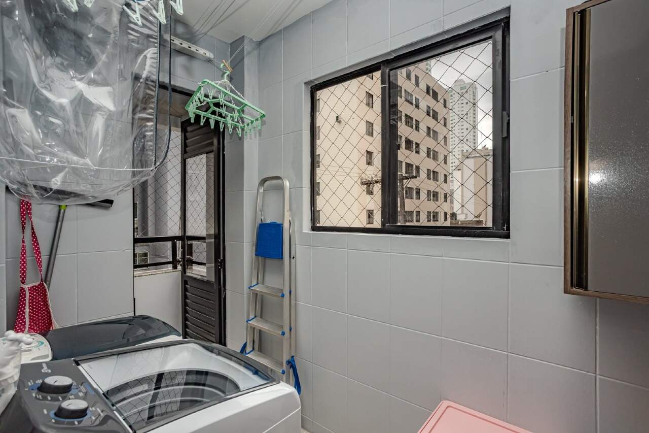 Apartamento à venda no Centro: Área de serviço com janela e tanque