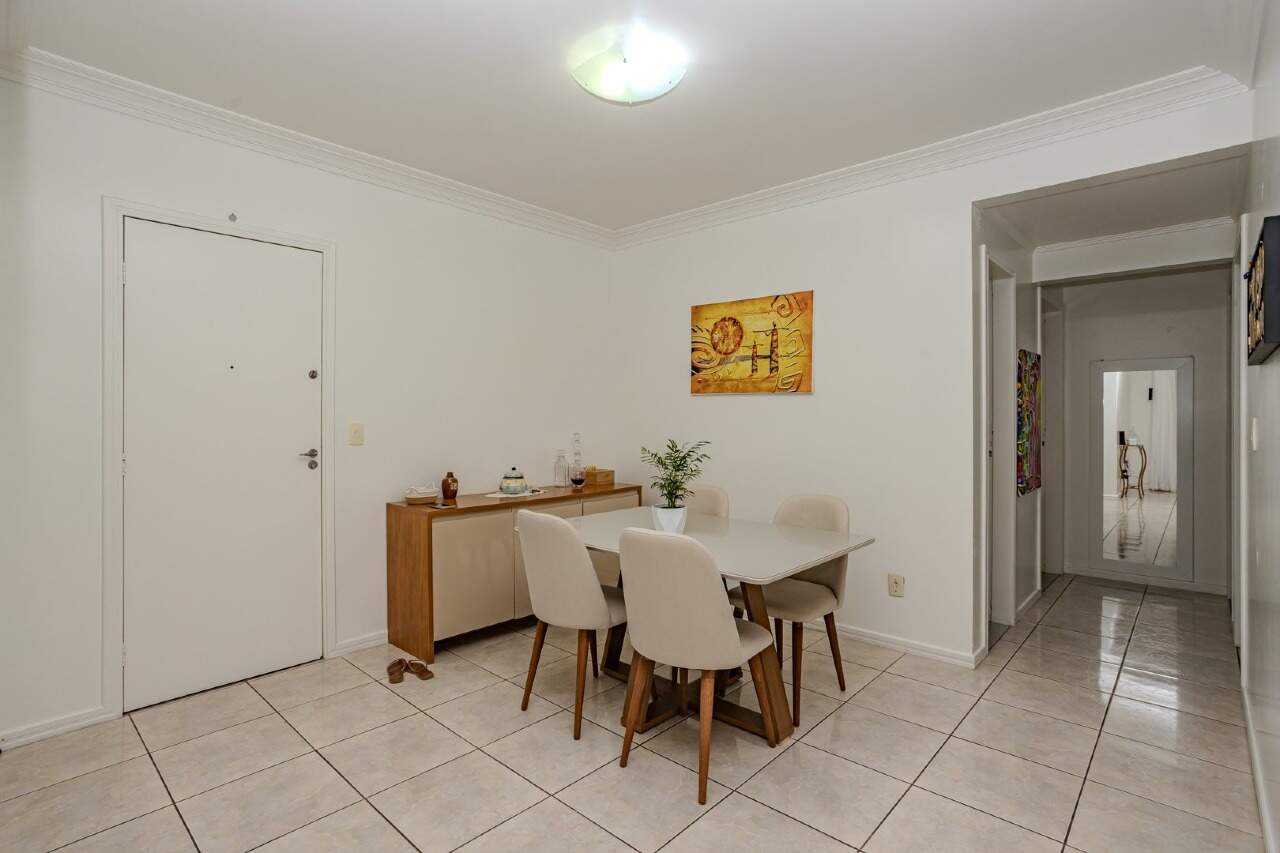 Apartamento à venda no Centro: Sala com varanda e portas de vidro