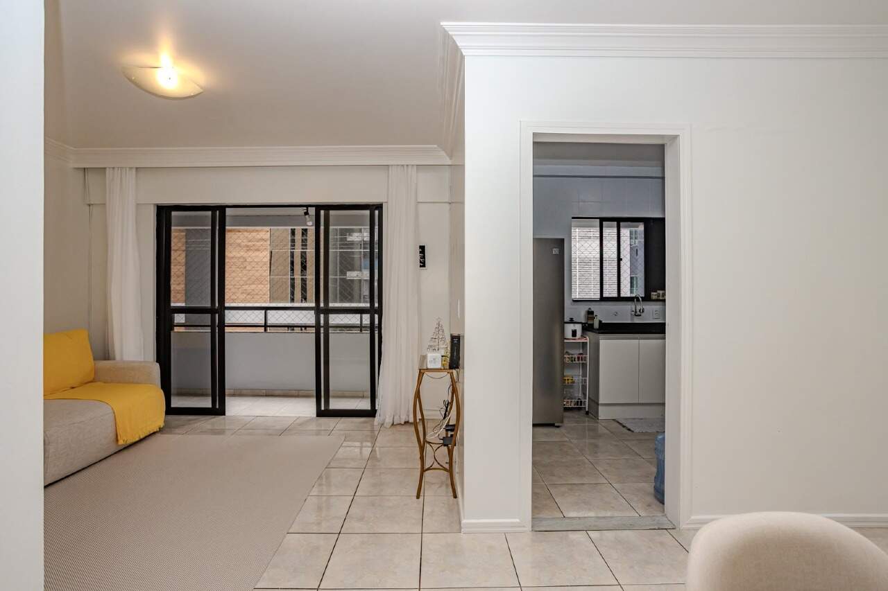 Apartamento à venda no Centro: Living com circulação para cozinha