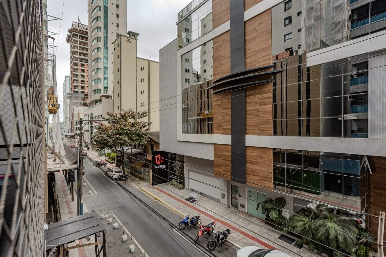 Apartamento à venda no Centro: Quarto principal com guarda-roupa grande
