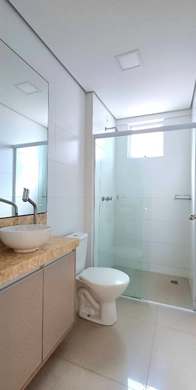 Apartamento à venda no Centro: Banheiro com box de vidro
