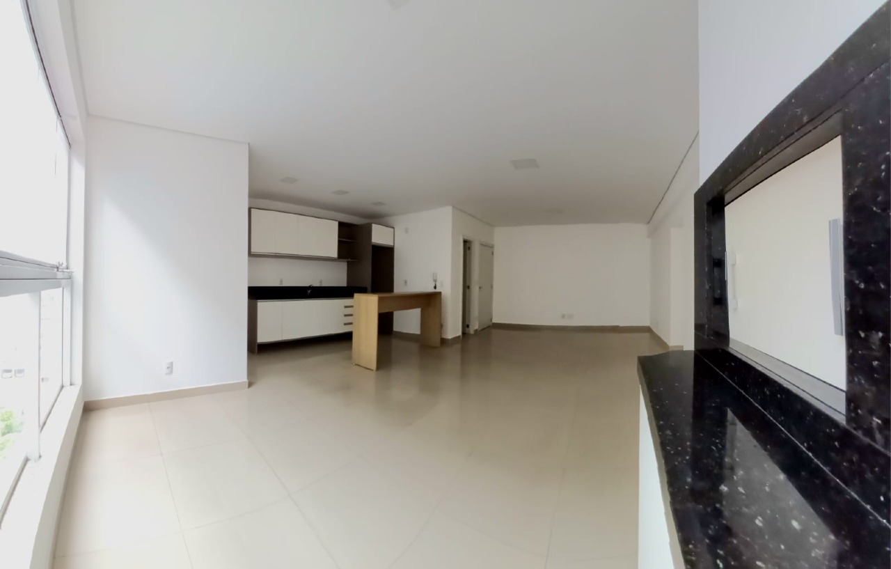 Apartamento à venda no Centro: Living amplo com janelas e piso claro