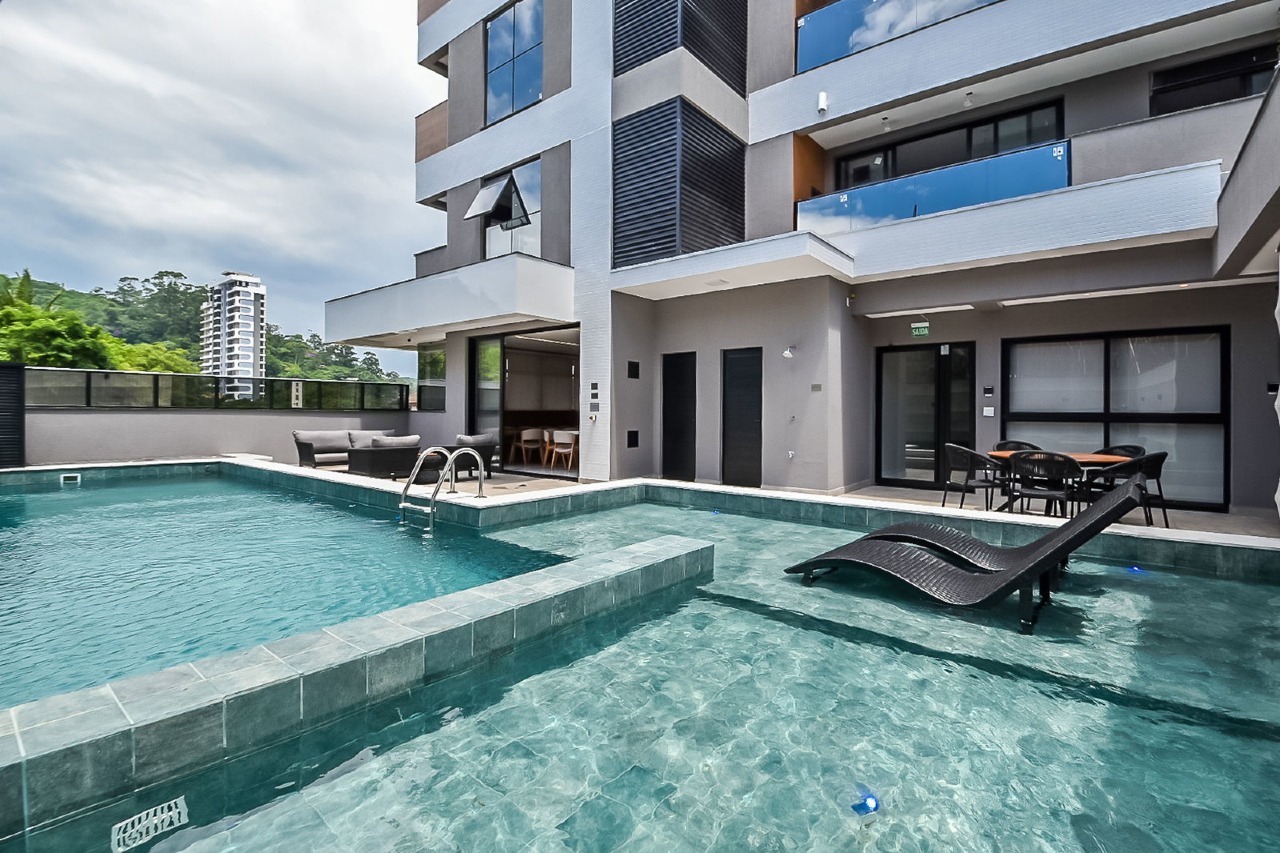 Apartamento à venda no Fazenda: Piscina com deck e espreguiçadeiras
