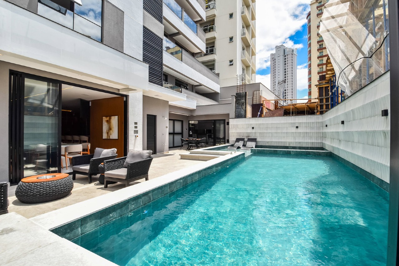 Apartamento à venda no Fazenda: Piscina e área externa do prédio