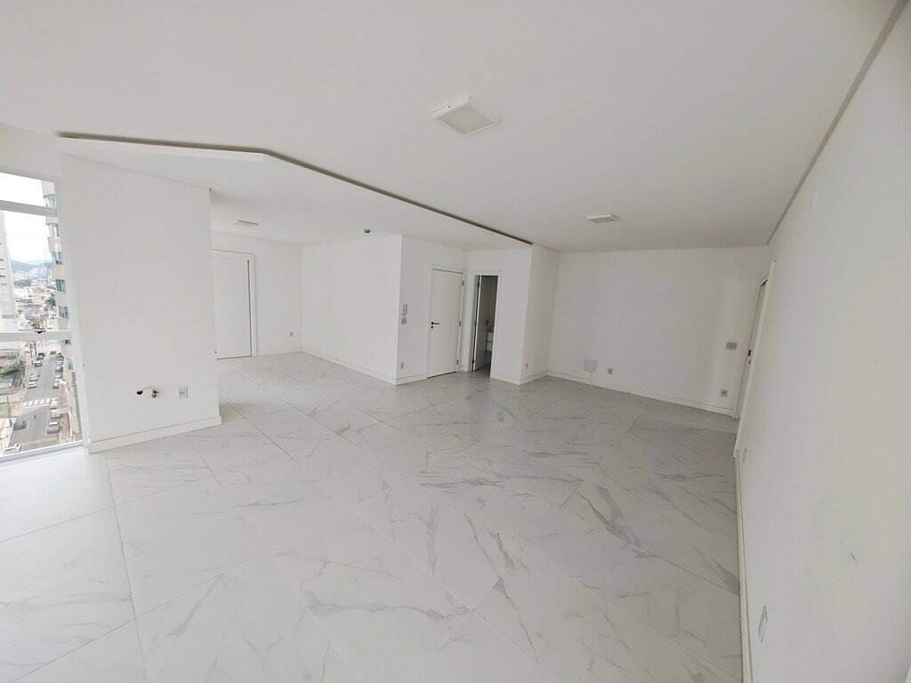 Apartamento à venda no Centro: Ambientes integrados e piso claro