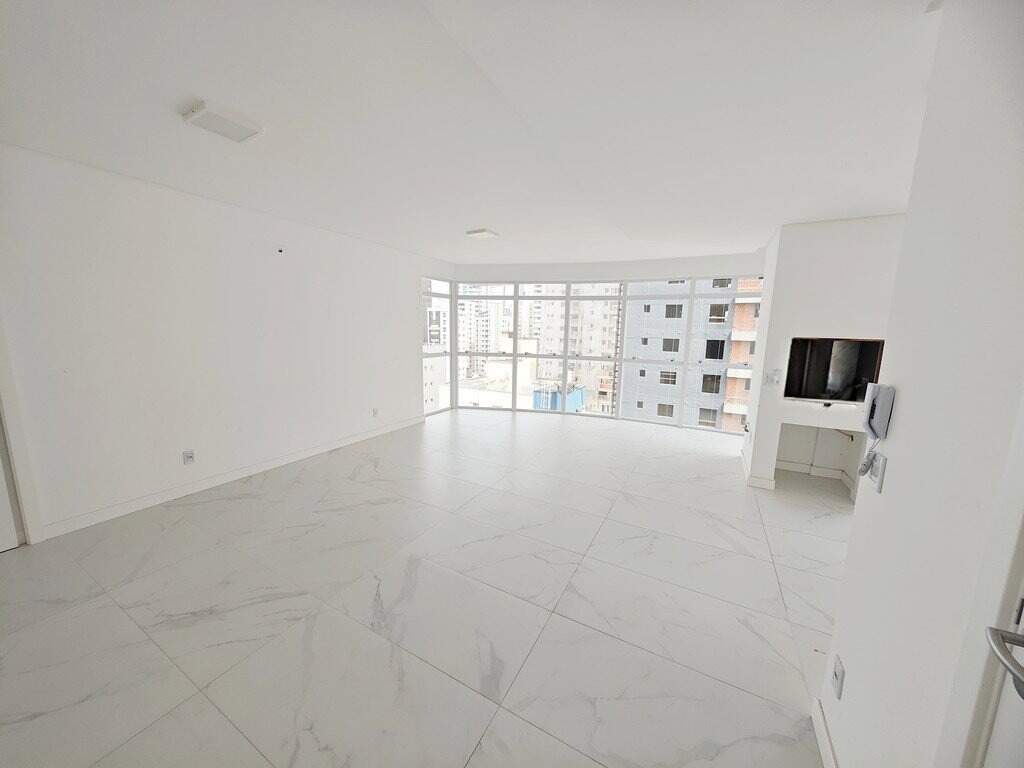 Apartamento à venda no Centro: Living amplo com porcelanato e janelas grandes