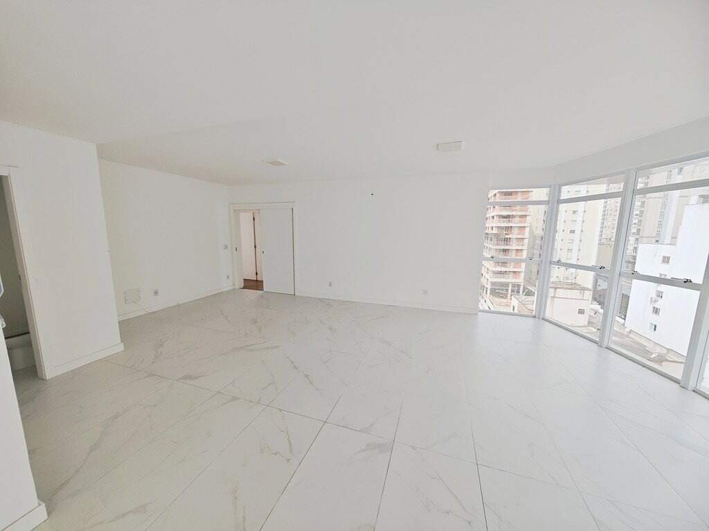 Apartamento à venda no Centro: Living iluminado com vista da cidade