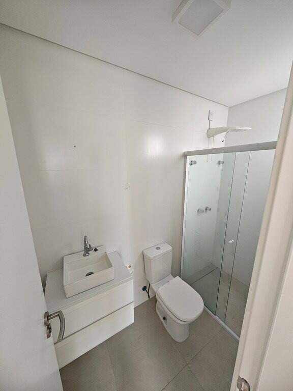 Apartamento à venda no Centro: Banheiro com bancada e box