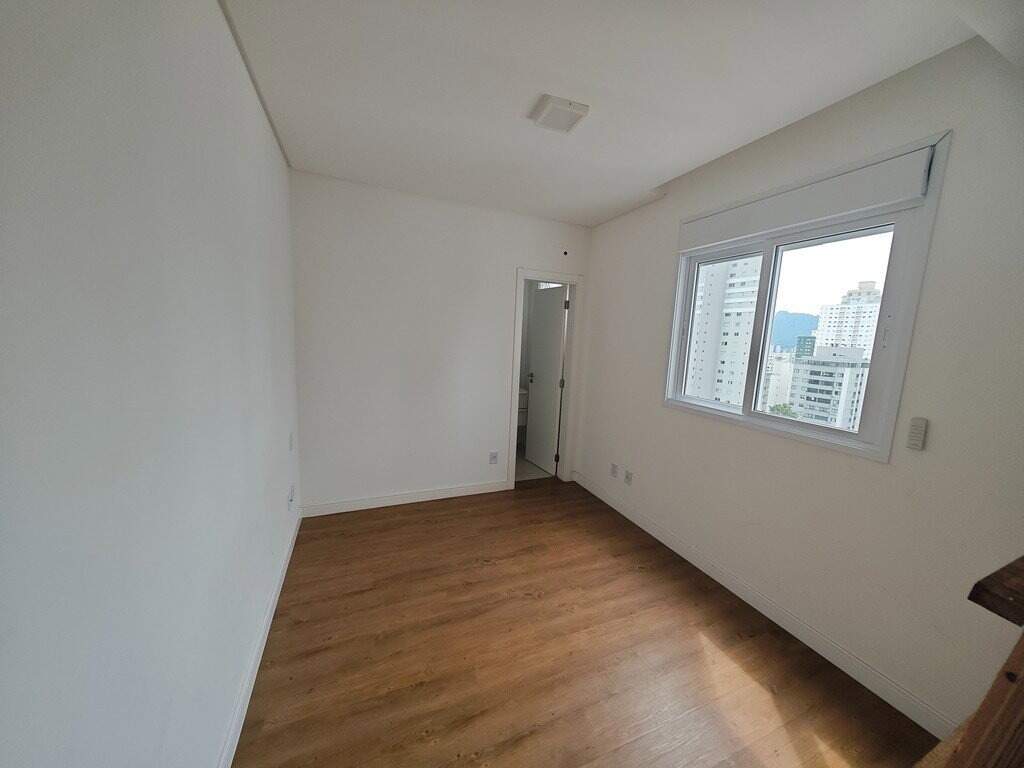 Apartamento à venda no Centro: Suíte com boa iluminação natural