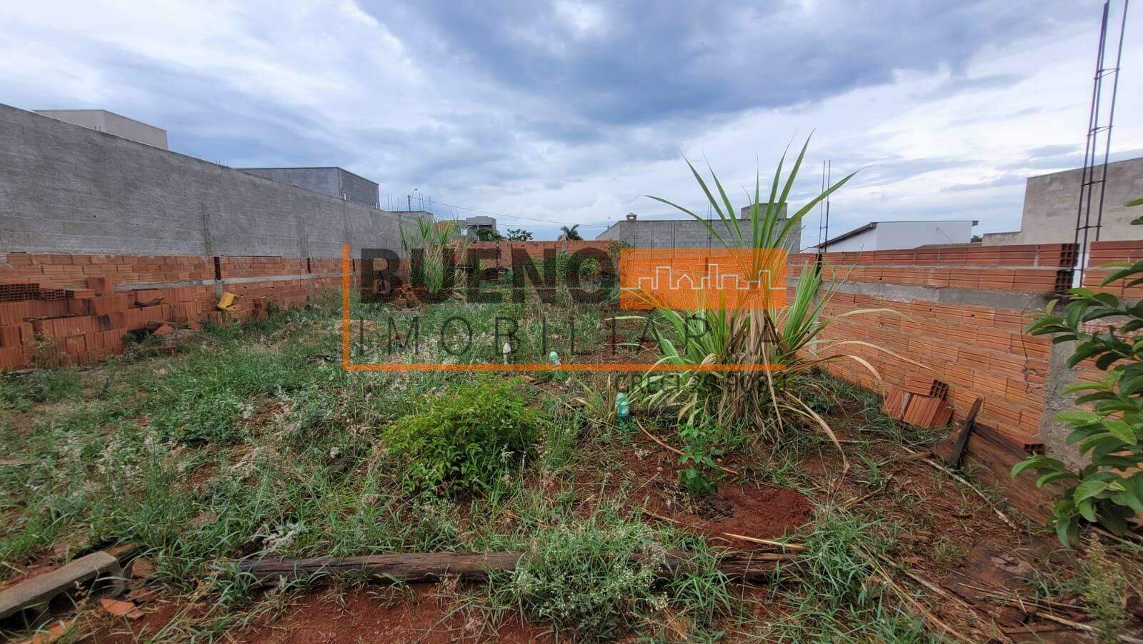 Terreno à venda no Jardim dos Lagos: 