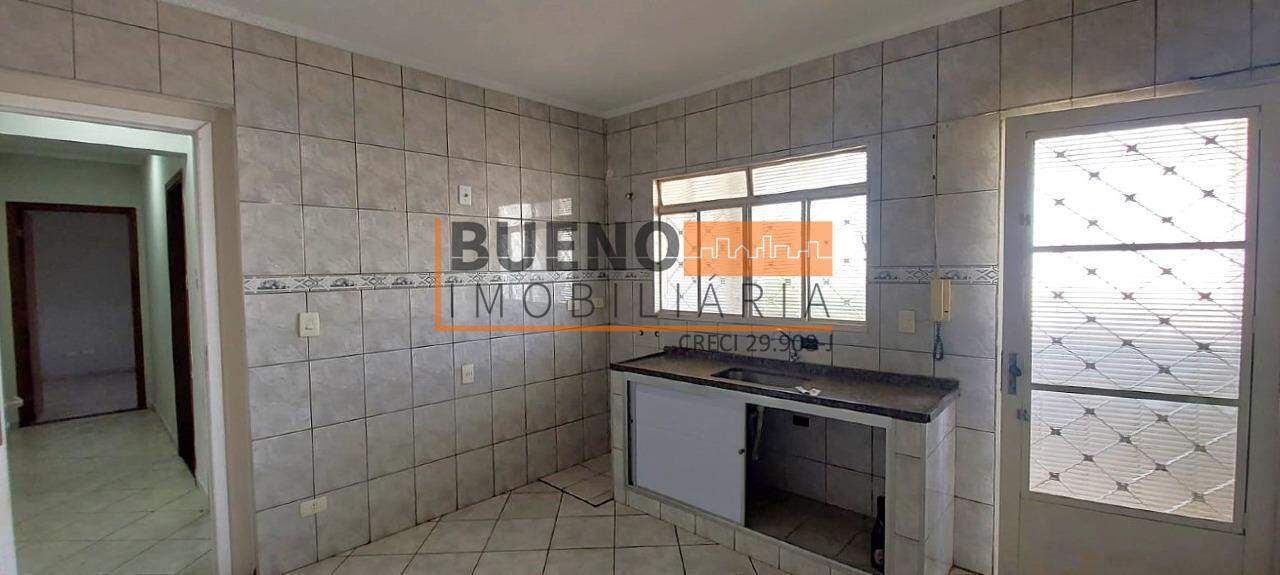 Casa comercial para aluguel no Vila Ferrarezi: 