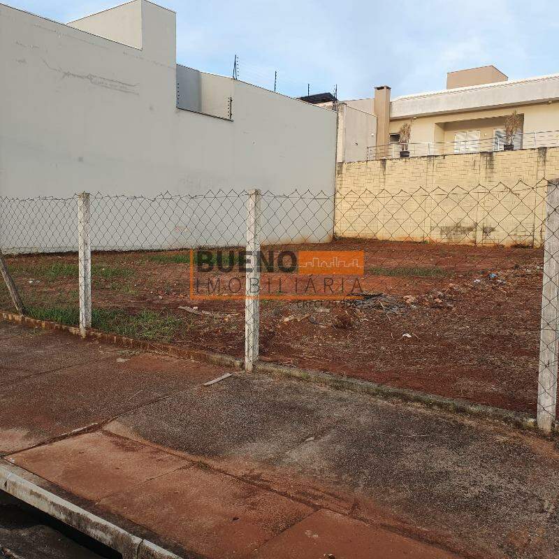 Terreno à venda no Parque Universitário: 