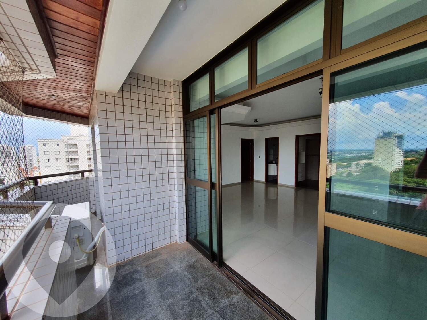 Apartamento para aluguel no bairro Mansões Santo Antônio: 