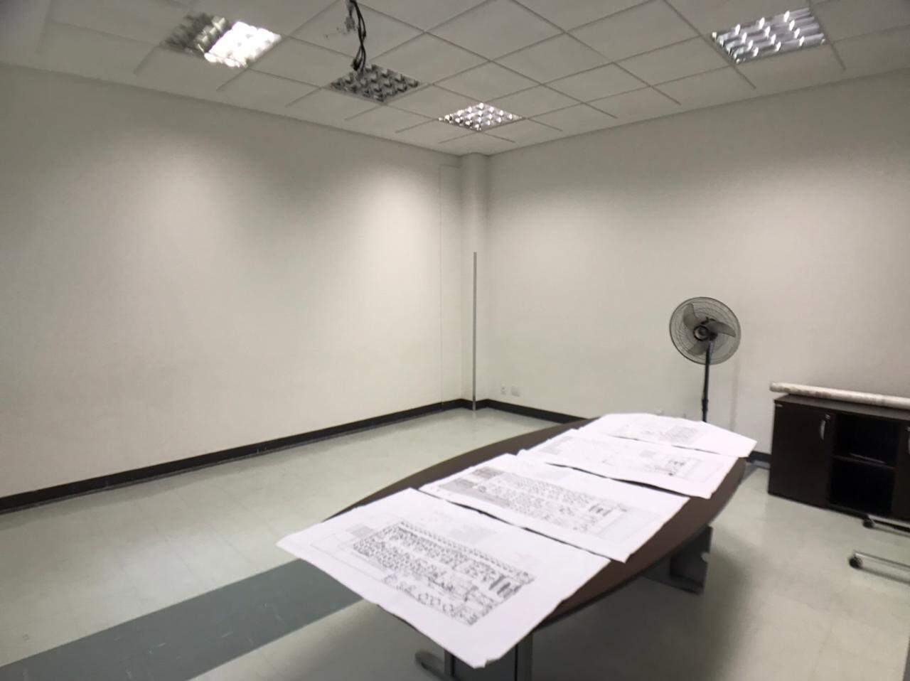 Prédio Comercial à venda no Estoril: 