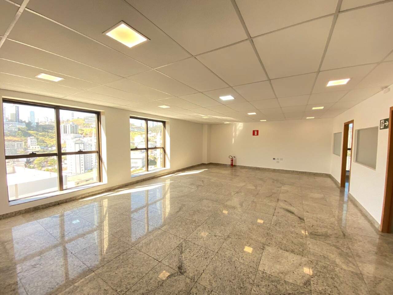 Sala para aluguel no Estoril: 