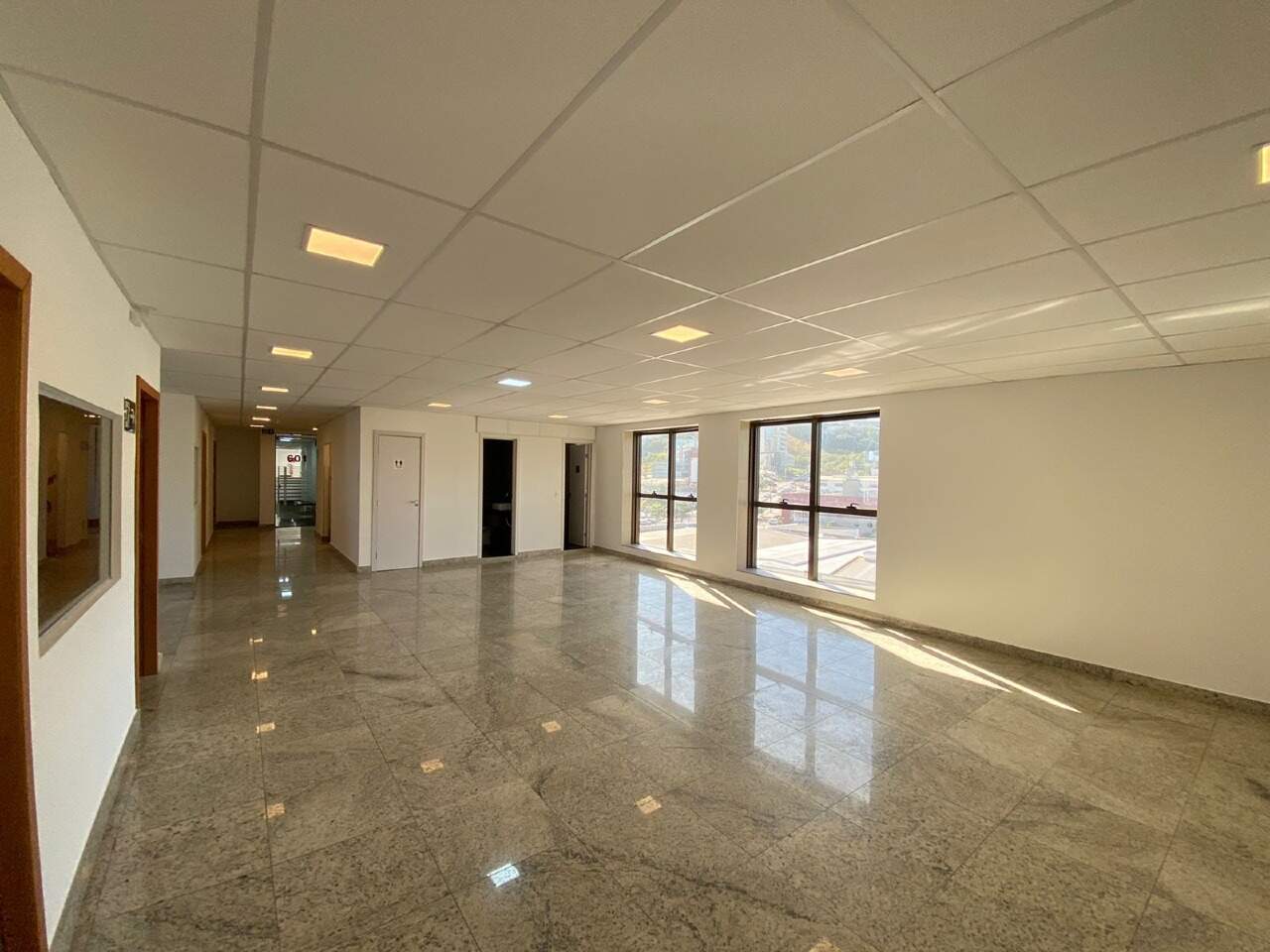 Sala para aluguel no Estoril: 