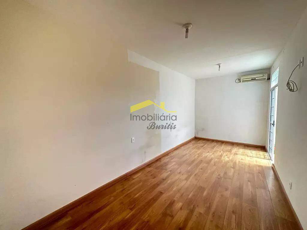 Casa em Condomínio à venda no Palmeiras: 