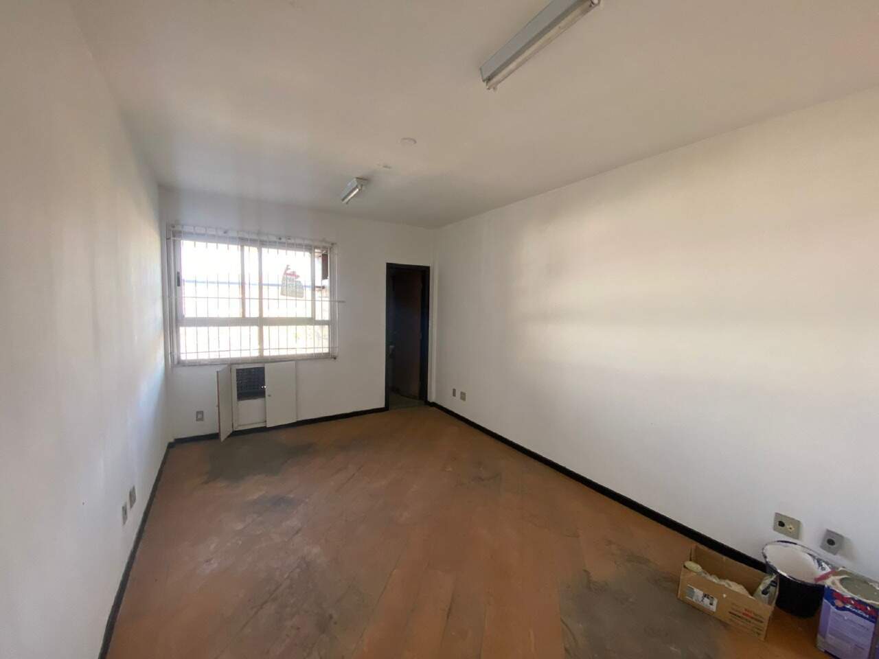 Sala para aluguel no Estoril: 