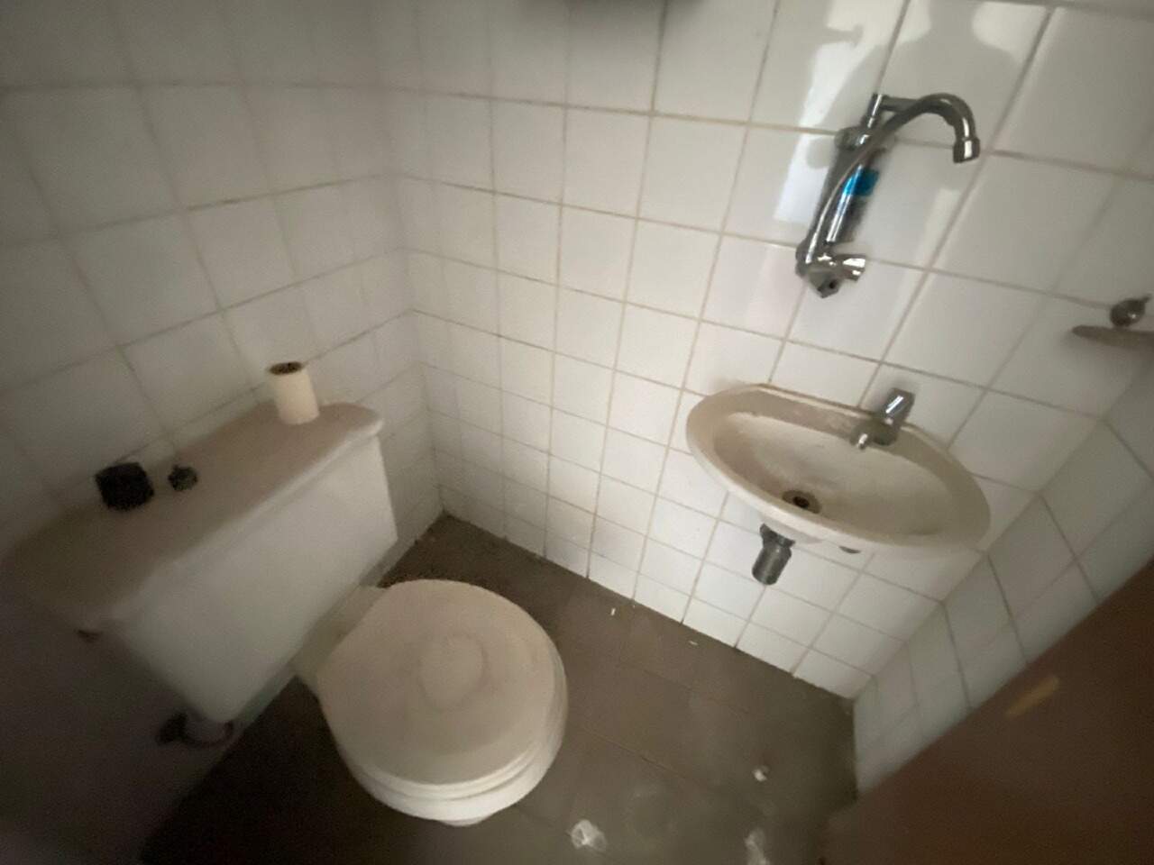 Sala para aluguel no Estoril: 