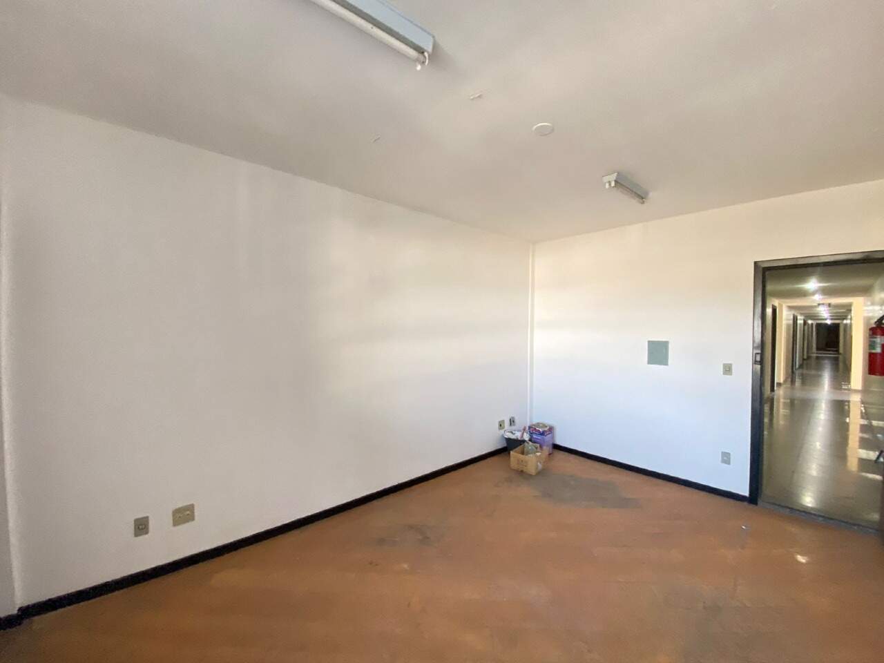 Sala para aluguel no Estoril: 