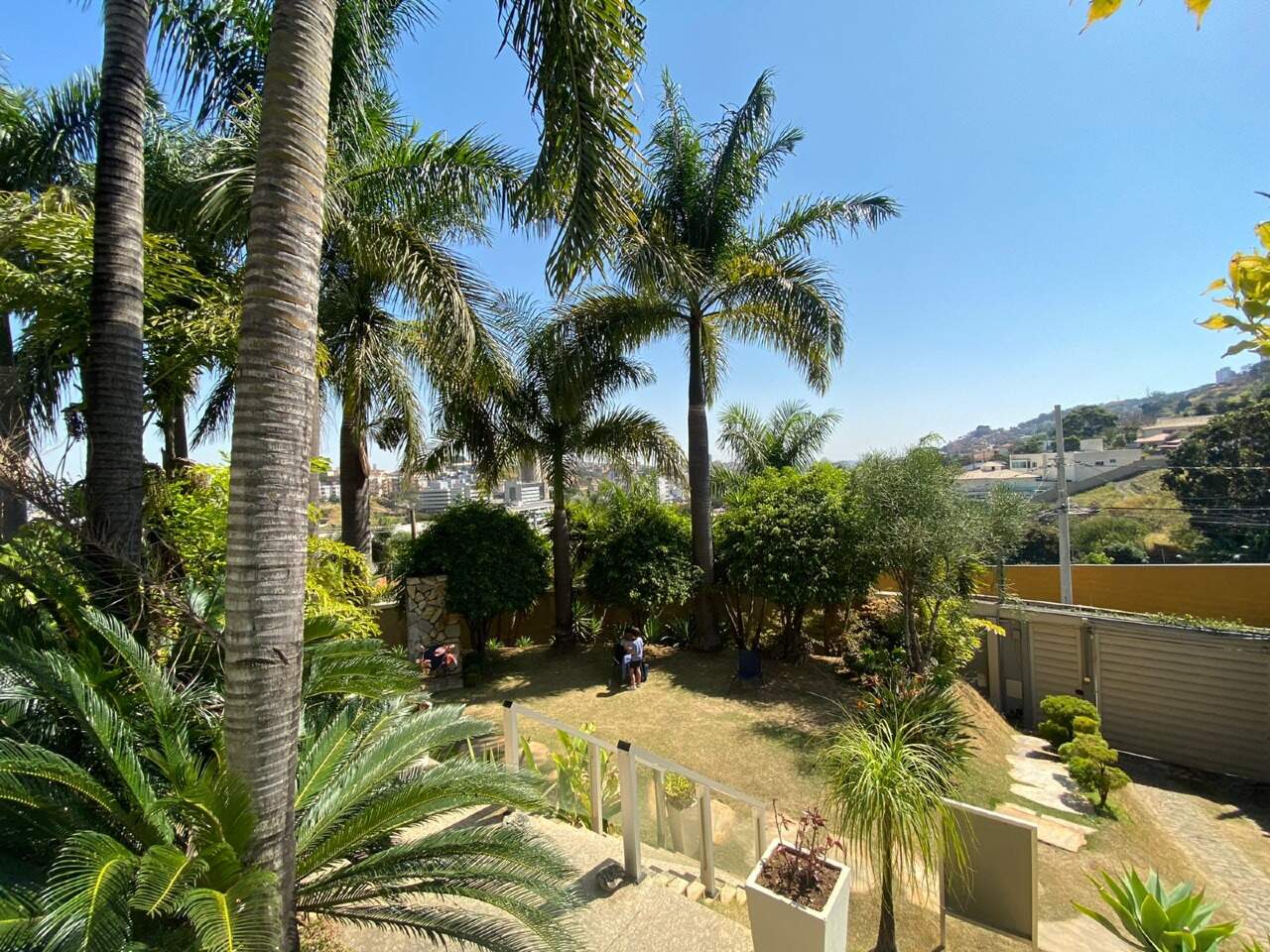 Casa comercial para aluguel no Estoril: 