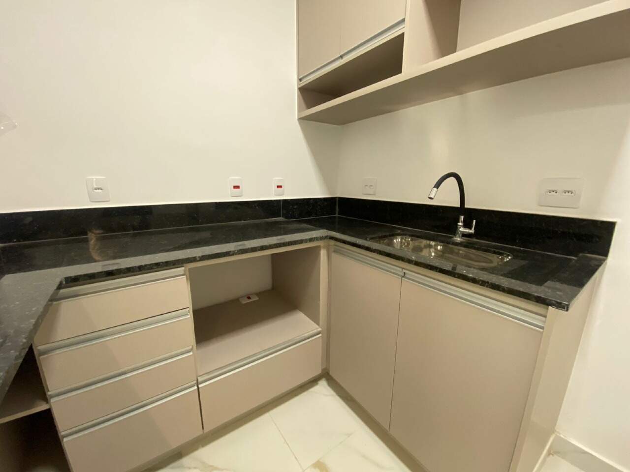 Flat para aluguel no Estoril: 