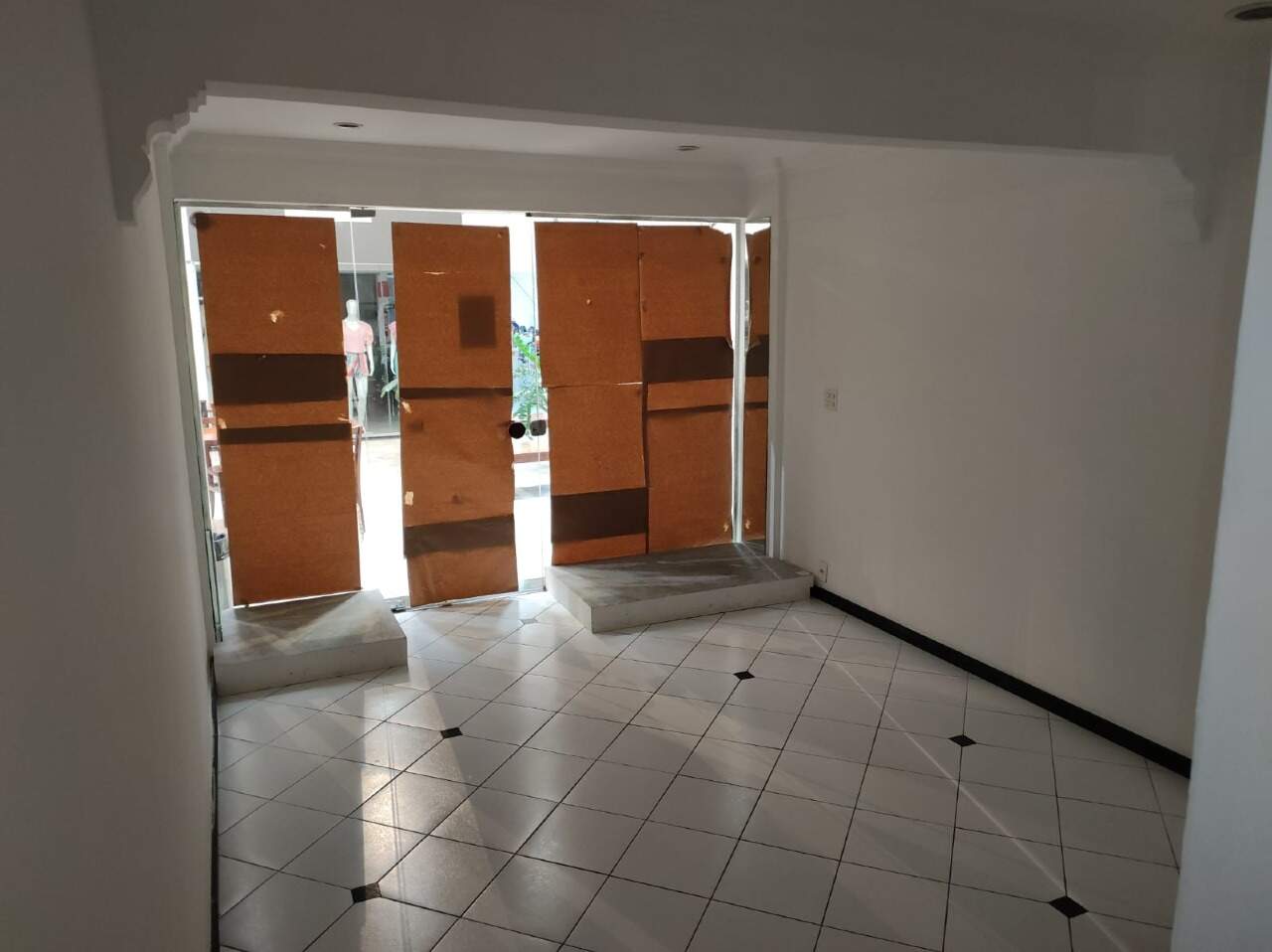 Loja para aluguel no Estoril: 