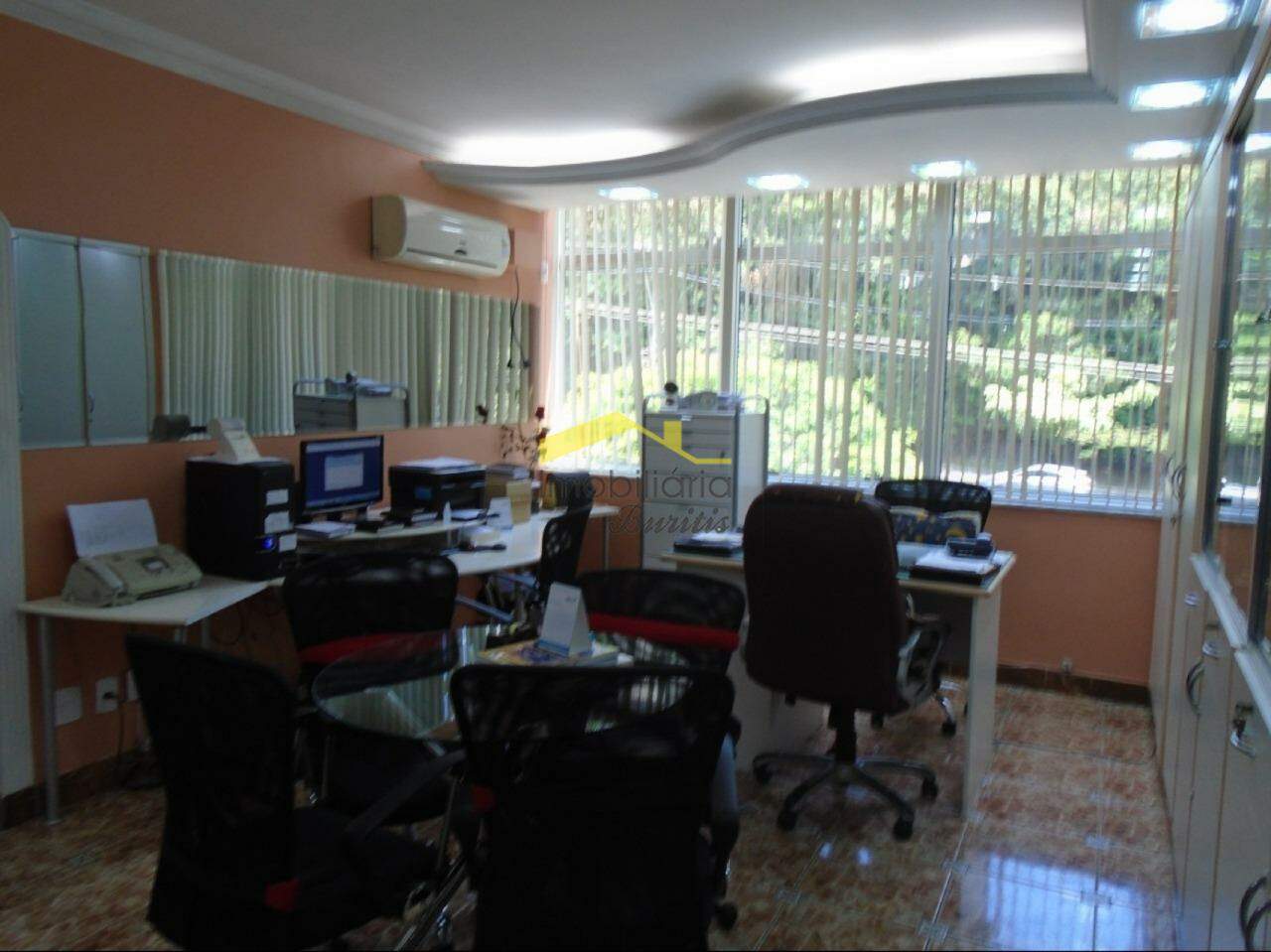 Sala à venda no Santa Lúcia: 