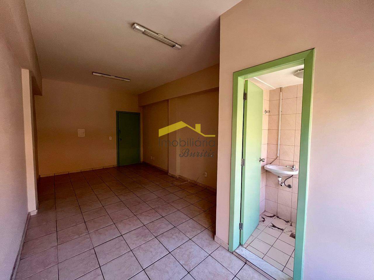 Sala à venda no Santa Lúcia: 